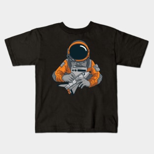 Funny Astronaut Space rocket in Aktion Kids T-Shirt